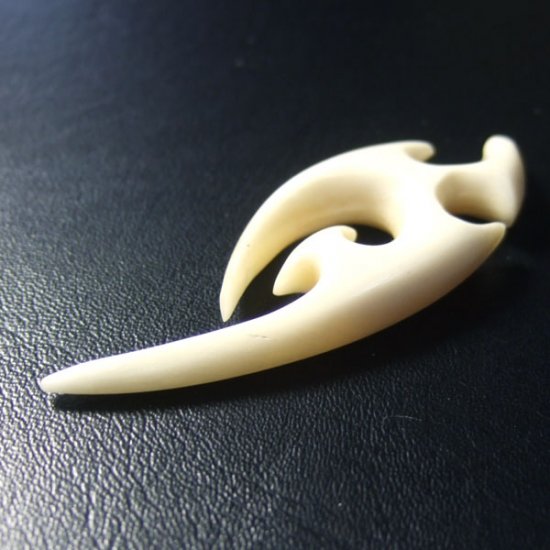 フリーデザインボーンカービングペンダント - 16013zhc 《一点もの》