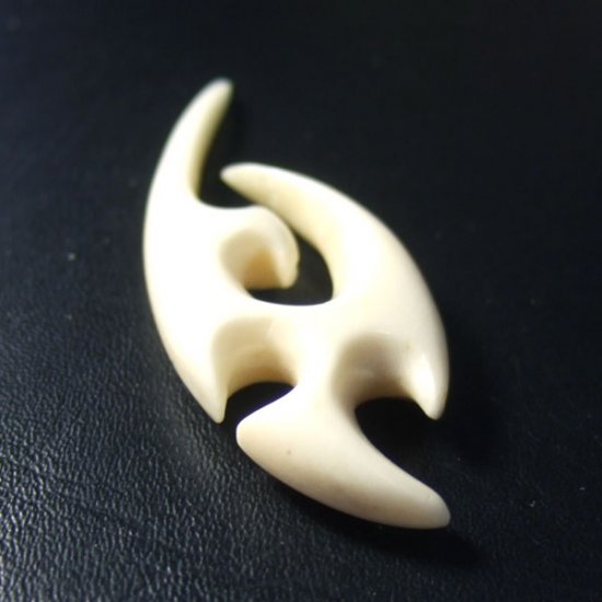 フリーデザインボーンカービングペンダント - 16013zhc 《一点もの》