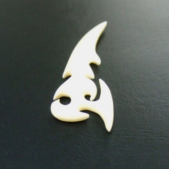 フリーデザインボーンカービングペンダント - 16035zhb 《一点もの》