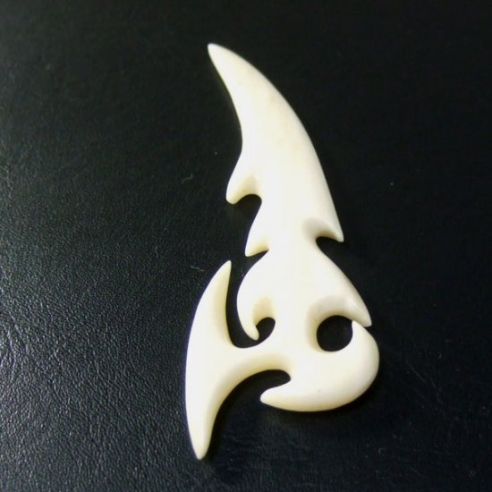 フリーデザインボーンカービングペンダント - 16035zhb 《一点もの》