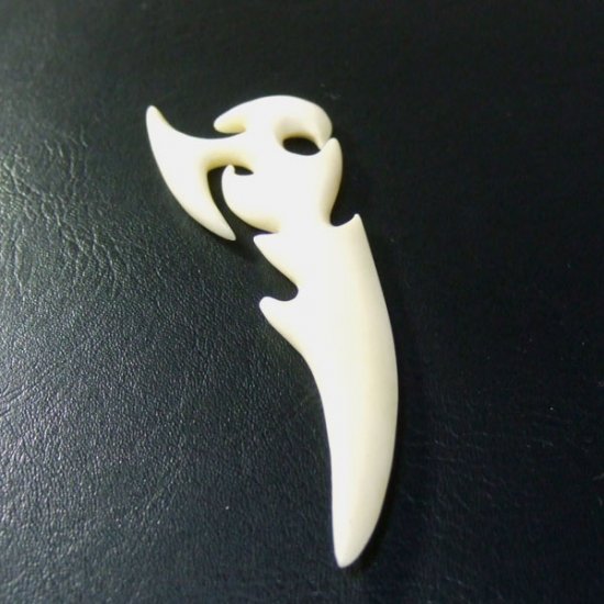 フリーデザインボーンカービングペンダント - 16035zhb 《一点もの》