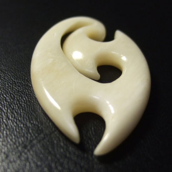 フリーデザインボーンカービングペンダント - 16040zhb 《一点もの》