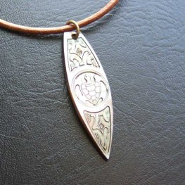 マザーオブパール　カービングペンダント【サーブボード】 - BTC-30078