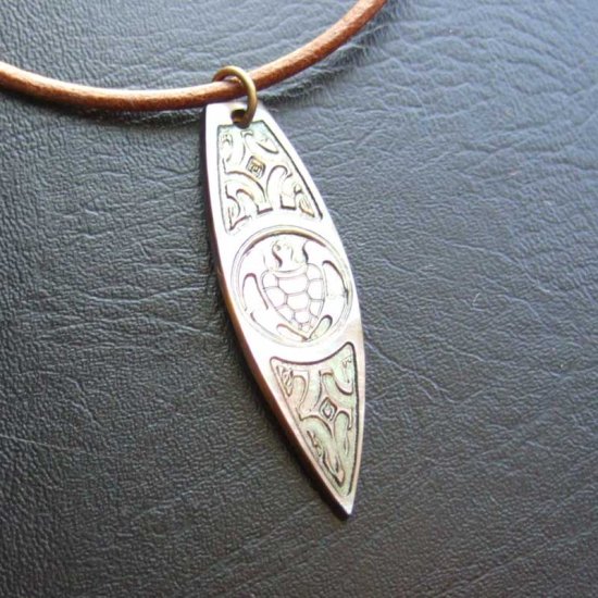 マザーオブパール　カービングペンダント【サーブボード】 - BTC-30078