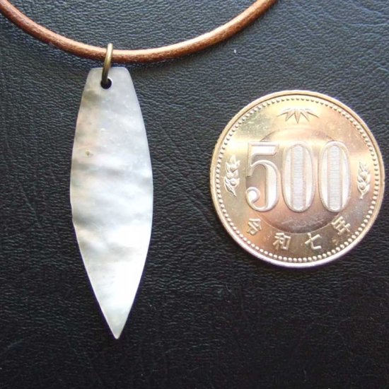 マザーオブパール　カービングペンダント【サーブボード】 - BTC-30078