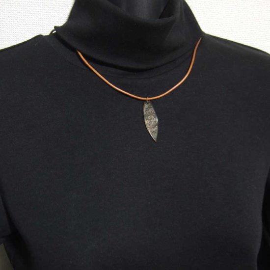 マザーオブパール　カービングペンダント【サーブボード】 - BTC-30078