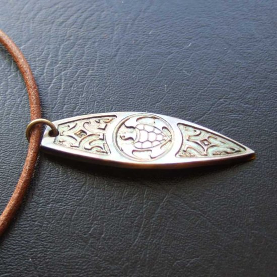 マザーオブパール　カービングペンダント【サーブボード】 - BTC-30078