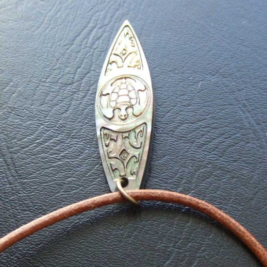 マザーオブパール　カービングペンダント【サーブボード】 - BTC-30078