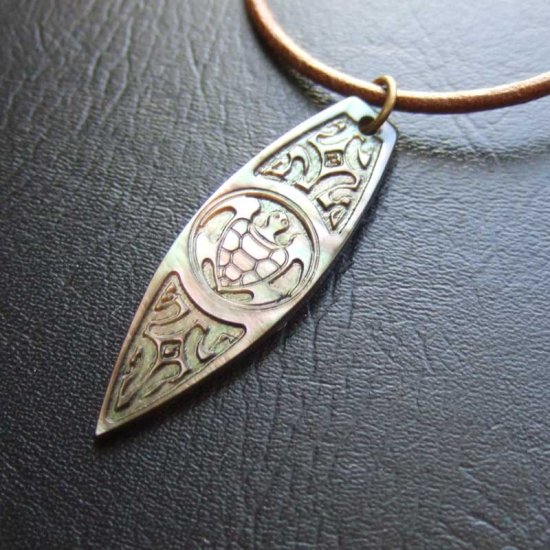 マザーオブパール　カービングペンダント【サーブボード】 - BTC-30078