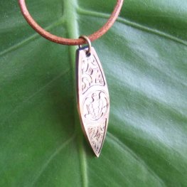 マザーオブパール　カービングペンダント【サーブボード】 - BTC-30078