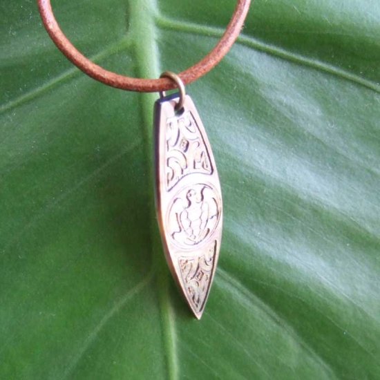 マザーオブパール　カービングペンダント【サーブボード】 - BTC-30078