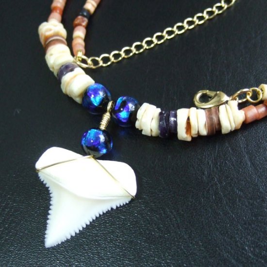 【表示現品】ホオジロザメの歯 ほたる玉ペンダントトップ - GWP-11015