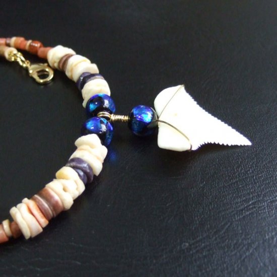 【表示現品】ホオジロザメの歯 ほたる玉ペンダントトップ - GWP-11015