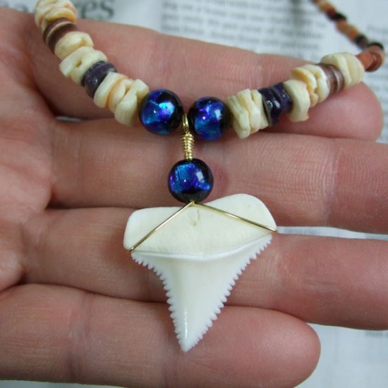 【表示現品】ホオジロザメの歯 ほたる玉ペンダントトップ - GWP-11015