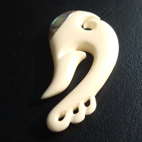 ボーンカービングペンダント【フィッシュフック】 - 12005chc