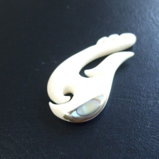 ボーンカービングペンダント【フィッシュフック】 - 12005chc