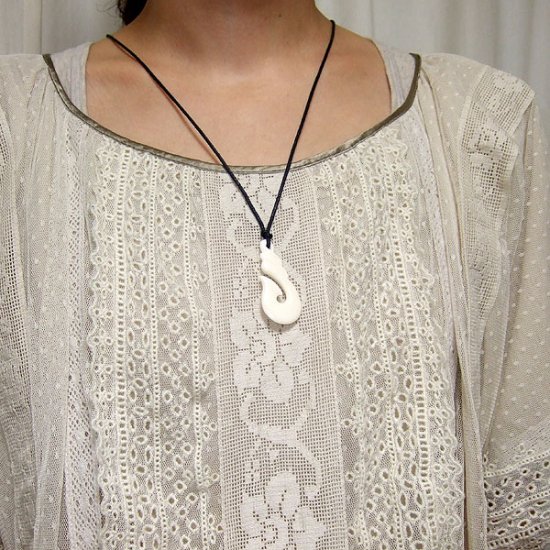 ボーンカービングペンダント【フィッシュフック】 - 12009chd