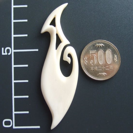 ボーンカービングペンダント【フィッシュフック】 - 12010zhc 《一点もの》