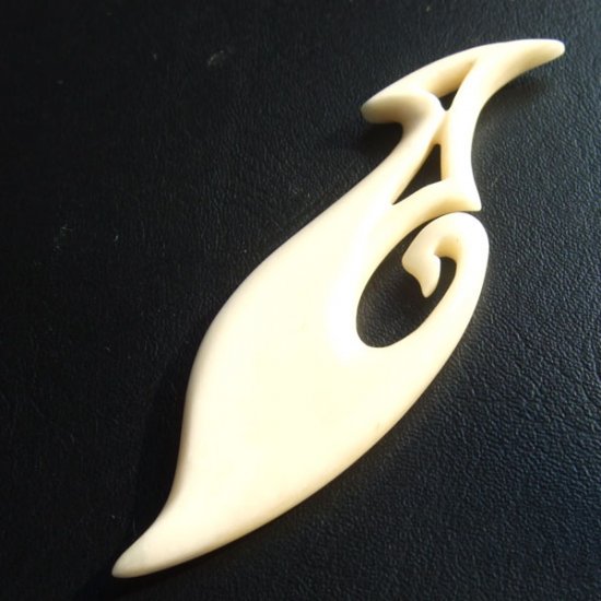 ボーンカービングペンダント【フィッシュフック】 - 12010zhc 《一点もの》