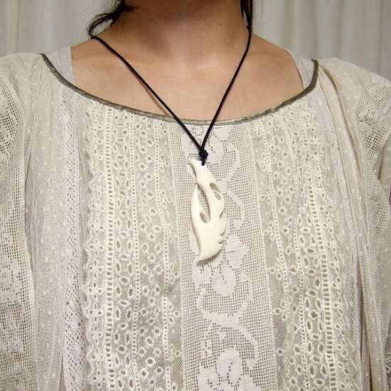 ボーンカービングペンダント【フィッシュフック】 - 12011zhb 《一点もの》