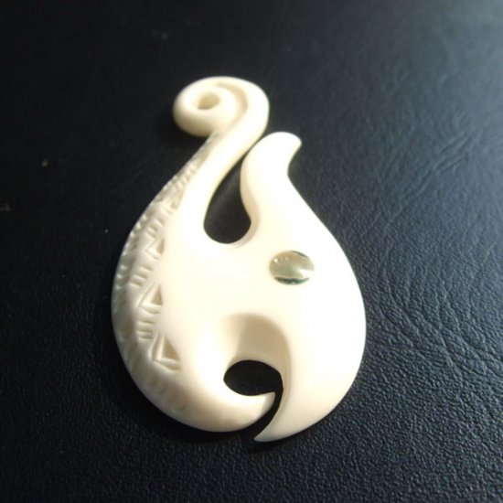 ボーンカービングペンダント【フィッシュフック】 - 12013nzc