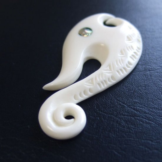 ボーンカービングペンダント【フィッシュフック】 - 12013nzc