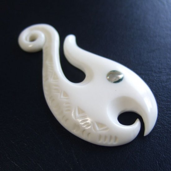 ボーンカービングペンダント【フィッシュフック】 - 12013nzc