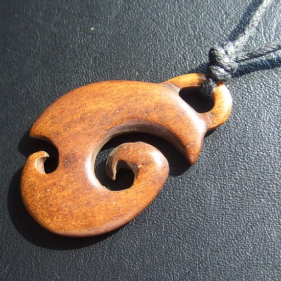 フリーデザイン　ステインボーンカービングペンダント - 12021chd