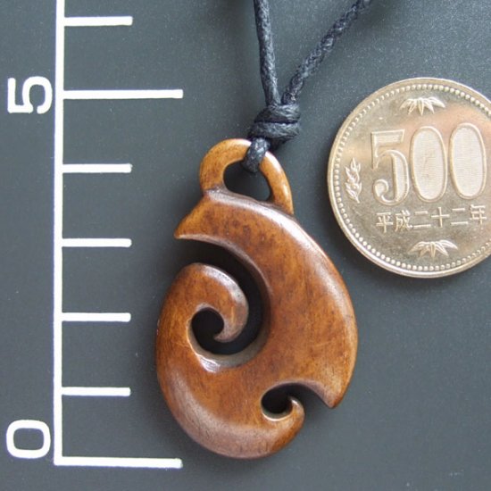 フリーデザイン　ステインボーンカービングペンダント - 12021chd