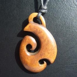 フリーデザイン　ステインボーンカービングペンダント - 12021chd