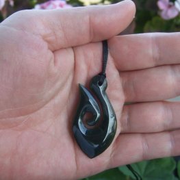 グリーンストーンカービングペンダント【フィッシュフック】 - 12027nzc グリーンストーンカービングペンダント【フィッシュフック】 - 12027nzc