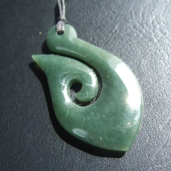 グリーンストーンカービングペンダント【フィッシュフック】 - 12027nzc