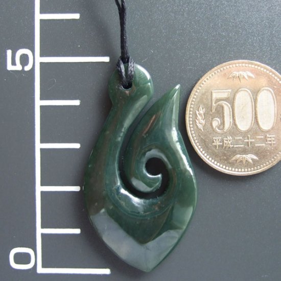 グリーンストーンカービングペンダント【フィッシュフック】 - 12027nzc