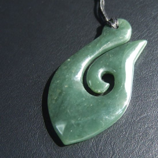 グリーンストーンカービングペンダント【フィッシュフック】 - 12027nzc