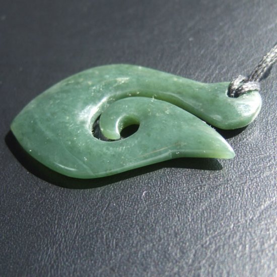 グリーンストーンカービングペンダント【フィッシュフック】 - 12027nzc