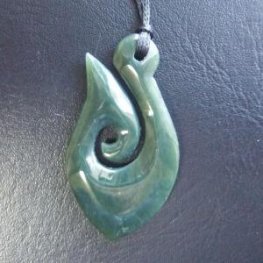 グリーンストーンカービングペンダント【フィッシュフック】 - 12027nzc グリーンストーンカービングペンダント【フィッシュフック】 - 12027nzc