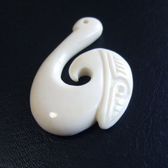 ボーンカービングペンダント【フィッシュフック】 - 12033chd