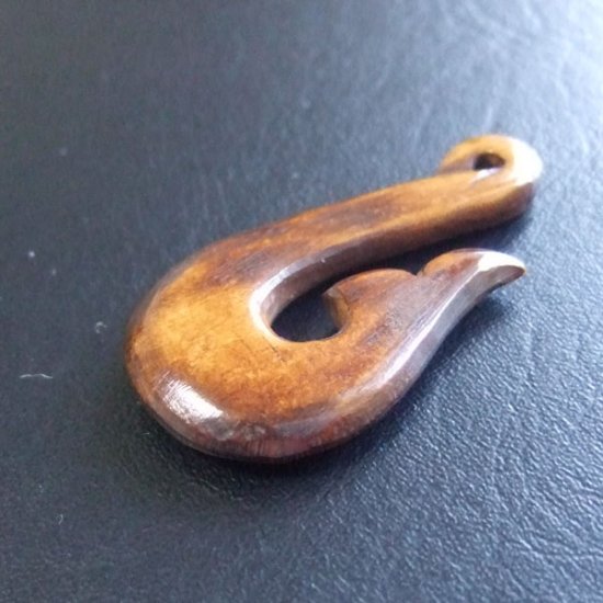 ステイン　ボーンカービングペンダント【フィッシュフック】 - 12034chd