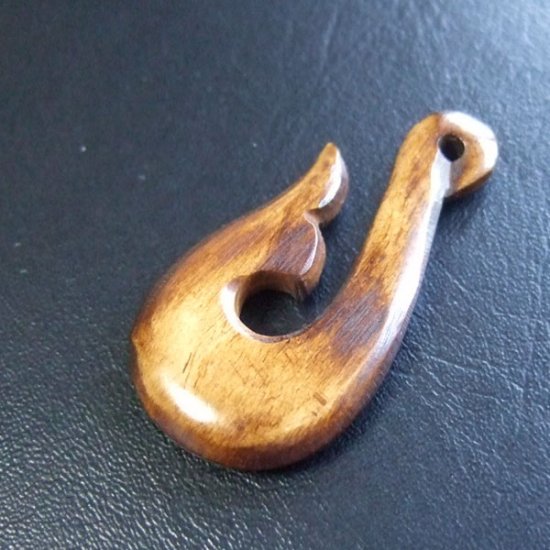 ステイン　ボーンカービングペンダント【フィッシュフック】 - 12034chd