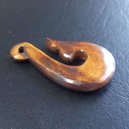 ステイン　ボーンカービングペンダント【フィッシュフック】 - 12034chd