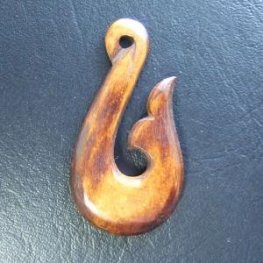 ステイン　ボーンカービングペンダント【フィッシュフック】 - 12034chd