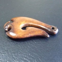 ステイン　ボーンカービングペンダント【フィッシュフック】 - 12036chd