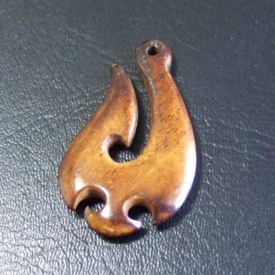 ステイン　ボーンカービングペンダント【フィッシュフック】 - 12036chd