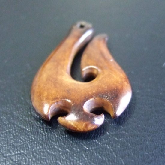 ステイン　ボーンカービングペンダント【フィッシュフック】 - 12036chd