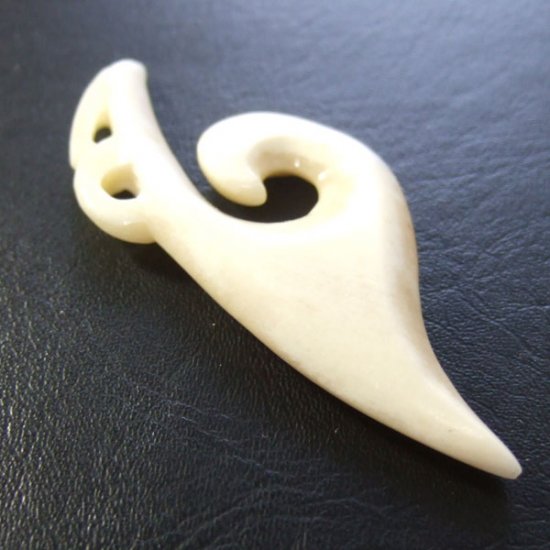 ボーンカービングペンダント【フィッシュフック】 - 12040zkb 《一点もの》