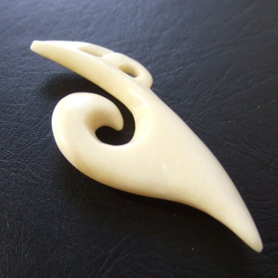 ボーンカービングペンダント【フィッシュフック】 - 12040zkb 《一点もの》