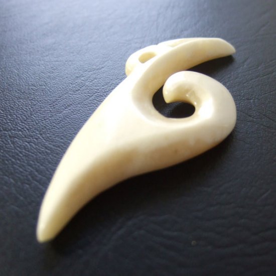 ボーンカービングペンダント【フィッシュフック】 - 12040zkb 《一点もの》