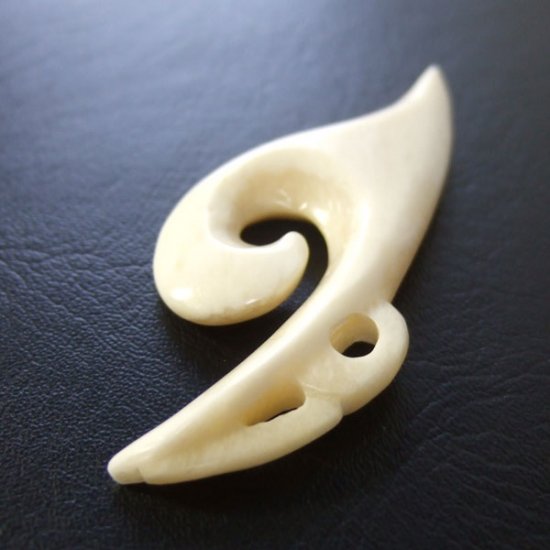 ボーンカービングペンダント【フィッシュフック】 - 12040zkb 《一点もの》