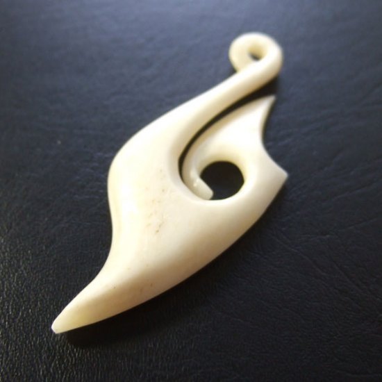 ボーンカービングペンダント【フィッシュフック】 - 12041zhb 《一点もの》