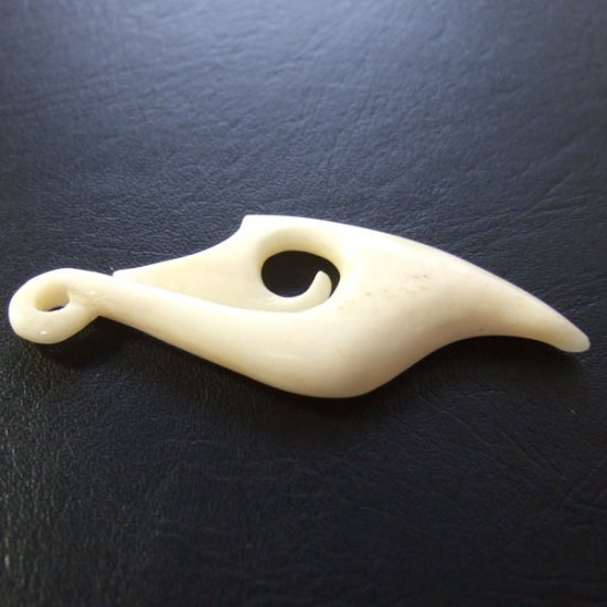 ボーンカービングペンダント【フィッシュフック】 - 12041zhb 《一点もの》